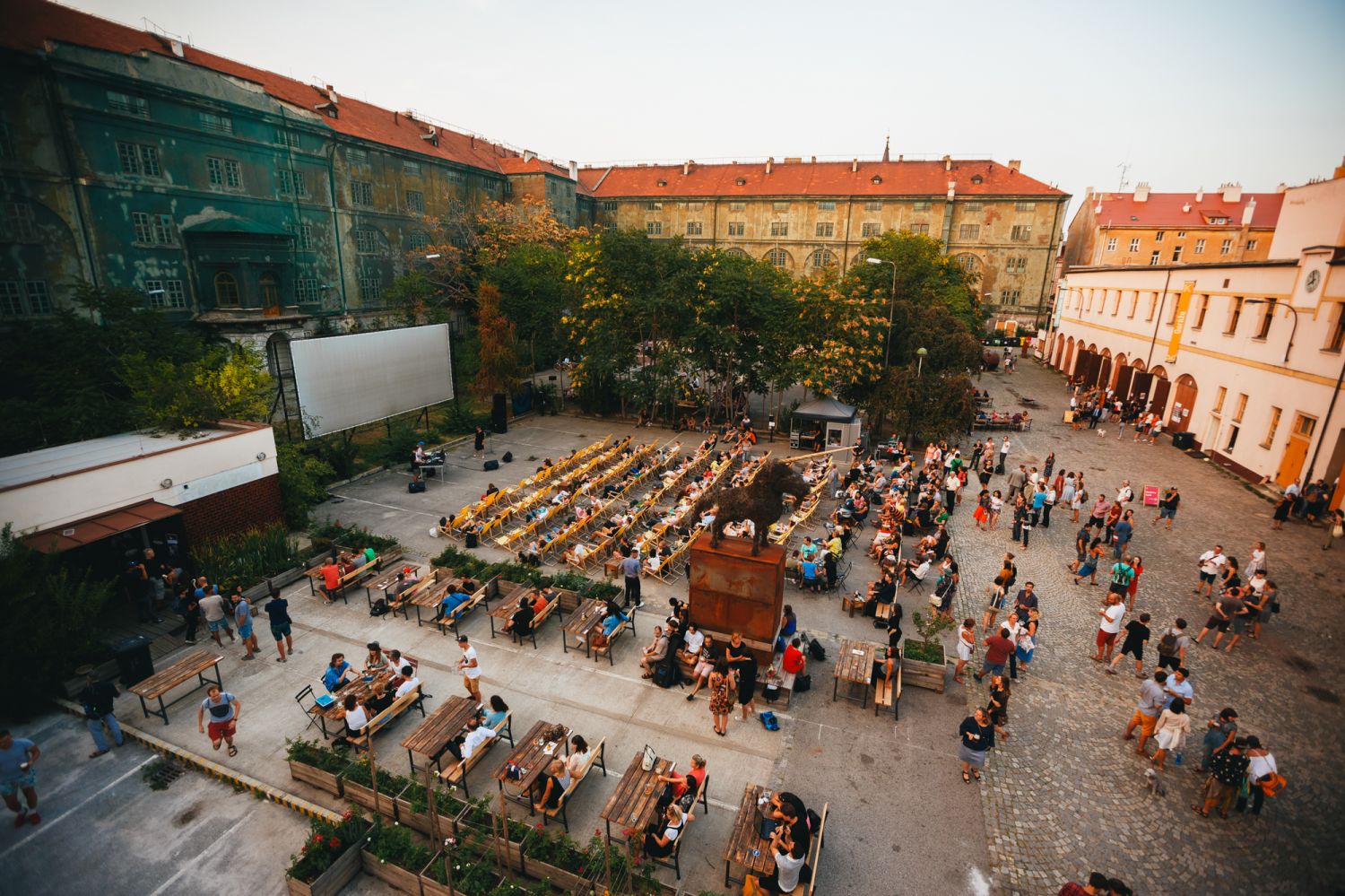  ◳ exteriery-namesti-kasarne-karlin (jpg) → (originál)